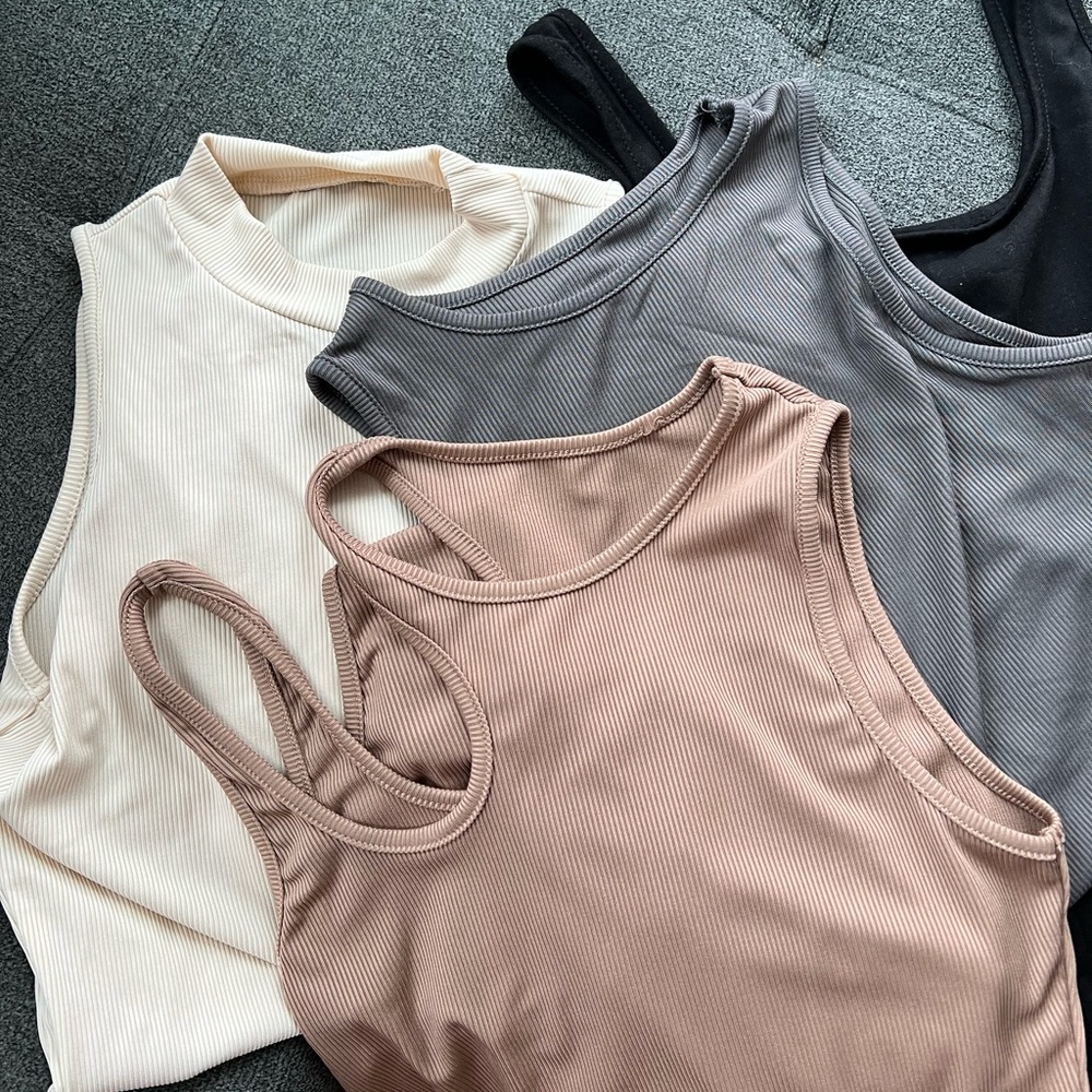 NWOT 4 pack of bodysuits